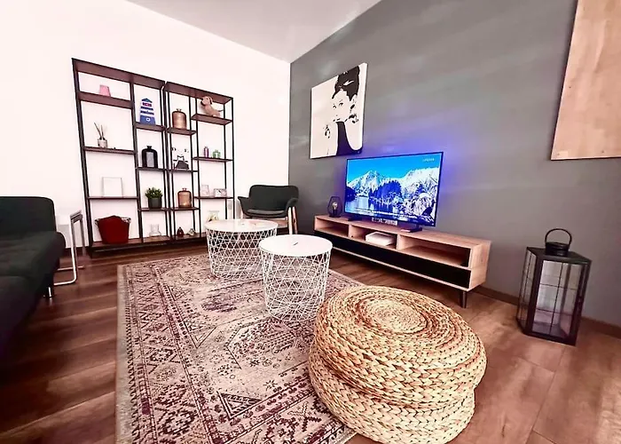 Casa Curte Interioara, Centru