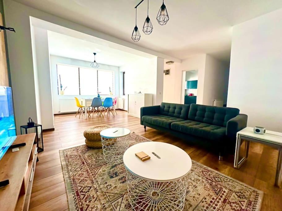Casa Curte Interioara, Centru
